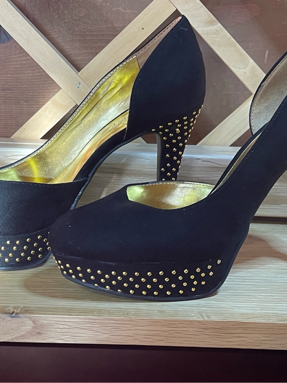 Nine West “Quabree” Style Platform Pumps/Metallic Metal Gold-tone Micro Studs